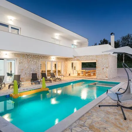Holiday home 4 Bedroom Beautiful In *