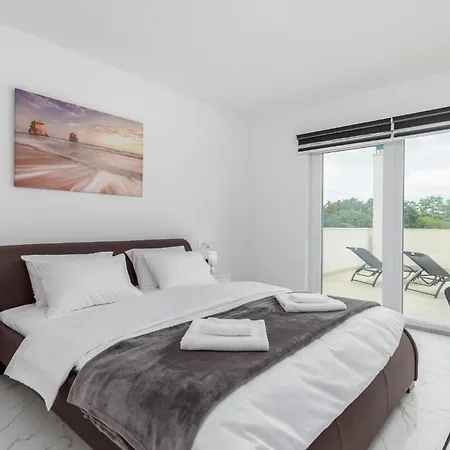 4 Bedroom Beautiful In Holiday home *