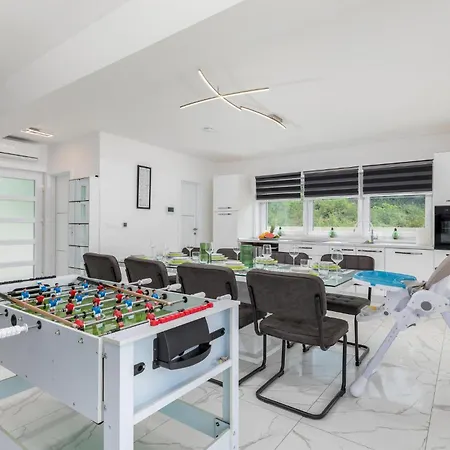 4 Bedroom Beautiful In Holiday home *