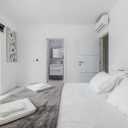 4 Bedroom Beautiful In *