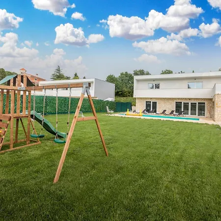 4 Bedroom Beautiful In Holiday home