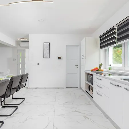 Holiday home 4 Bedroom Beautiful In