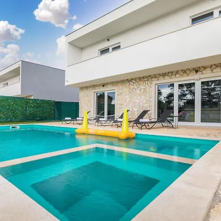 4 Bedroom Beautiful In *