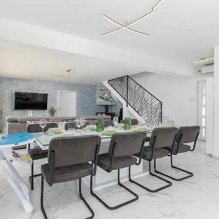 4 Bedroom Beautiful In Jursici