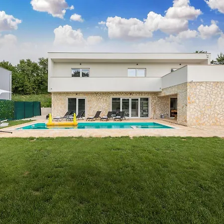 4 Bedroom Beautiful In * Jursici