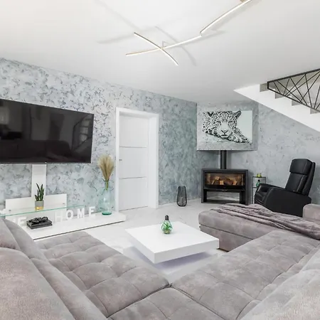 4 Bedroom Beautiful In Jursici