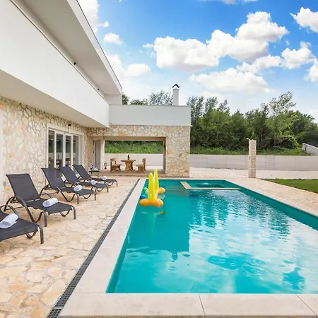 4 Bedroom Beautiful In * Jursici