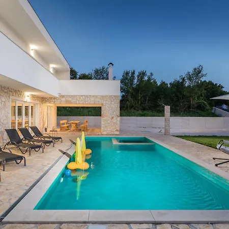 4 Bedroom Beautiful In