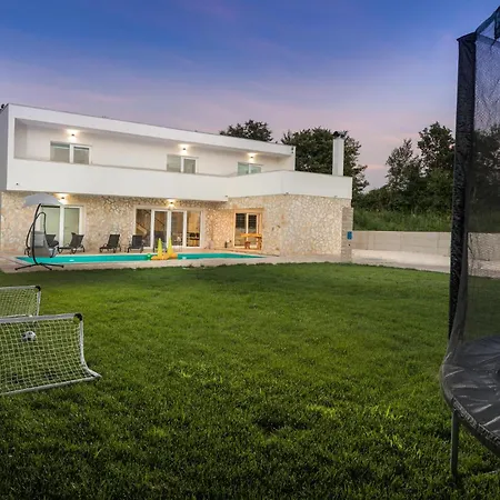 4 Bedroom Beautiful In Holiday home *
