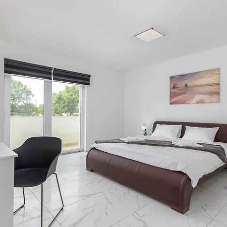 4 Bedroom Beautiful In * Jursici