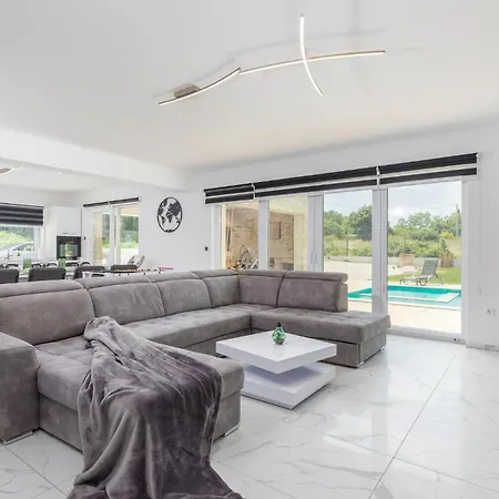 4 Bedroom Beautiful In Holiday home Jursici