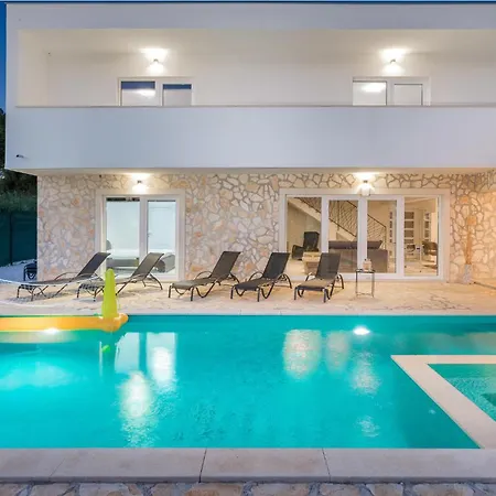 4 Bedroom Beautiful In