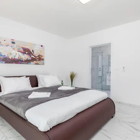4 Bedroom Beautiful In * Jursici