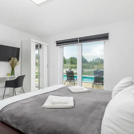 4 Bedroom Beautiful In * Jursici