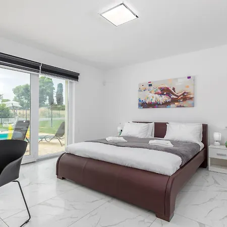4 Bedroom Beautiful In * Jursici